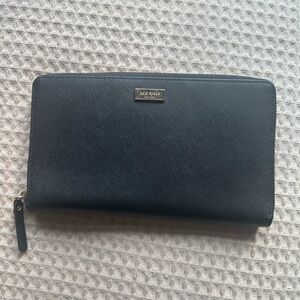 Laurel Way Kaden Black Zip-Around Wallet